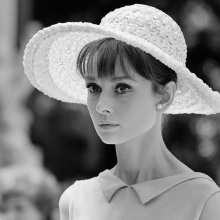 Η Audrey Hepburn με λευκό μεγάλο καπέλο