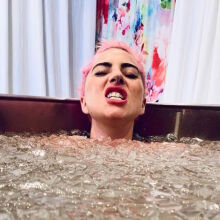 Ice baths: Μια πρακτική του Wim Hof, που υπόσχεται ευεξία και καλή υγεία, έχει ξετρελάνει τους celebrities. Τι είναι;