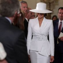 Μελάνια Τραμπ: Στο «σφυρί» το εμβληματικό καπέλο που φορούσε στην επίσκεψη του ζεύγους Μακρόν