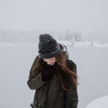 Γυναίκα στα χιόνια. Εκδρομή στο χιονοδρομικό