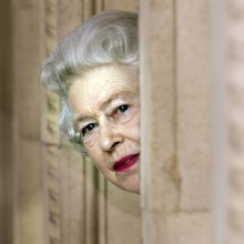 Η βασίλισσα Ελισάβετ II κοιτάζει σε μια γωνιά του Royal Albert Hall κατά τη διάρκεια μιας ξενάγησης στην αίθουσα συναυλιών, 2004