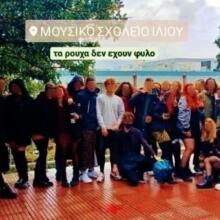 Μαθητές στο Ίλιον φορούν φούστες