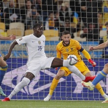 Ζουμά: Σοκαριστικό βίντεο με τον ποδοσφαιριστή της Γουέστ Χαμ να κλωτσάει και να χτυπάει την γάτα του