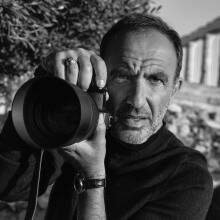 Ο Νίκος Αλιάγας κρατά φωτογραφική μηχανή