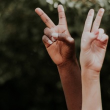 Δυο χέρια που κάνουν το σήμα της νίκης.