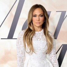 Με νυφικό η εμφάνιση της Τζένιφερ Λόπεζ στην πρεμιέρα της νέας της ταινίας, «Marry me»