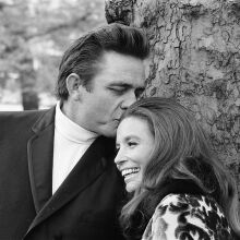 Ο θρύλος της κάντρι Johnny Cash και η τραγουδίστρια June Carter έζησαν έναν από τους μακροβιότερους έρωτες της σόουμπιζ.