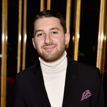 Albert Ayal: Με τον λογαριασμό Up Next Designer ανακαλύπτει νέους σχεδιαστές του πλανήτη, τους οποίους στη συνέχεια φορούν οι celebrities.