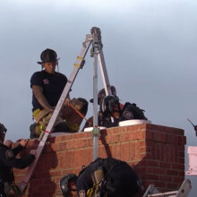 Πυροσβέστες στην καμινάδα που σφήνωσε η γυναίκα στις ΗΠΑ