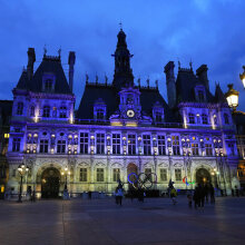 Βερολίνο και Παρίσι φωταγώγησαν κτίρια στα χρώματα της Ουκρανίας