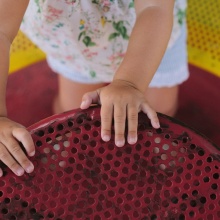 Χεράκια παιδιού σε παιχνίδι παιδικής χαράς