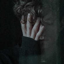 Νέος άντρας που κρύβει το πρόσωπό του