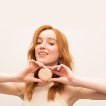 Η Phoebe Dynevor συνεργάζεται με τη weDo