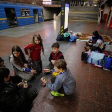 Παιδιά στο Κίεβο «ξεγελούν» τον πόλεμο σε αυτοσχέδιο καταφύγιο σε σταθμό του μετρό