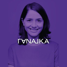 μελαχρινή κοπέλα σε μωβ φόντο