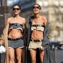 Miu Miu micro mini skirt: Η υπερβολικά μικροσκοπική μίνι φούστα της Miu Miu γίνεται εξώφυλλο στα μεγαλύτερα περιοδικά μόδας. 