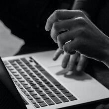 Άντρας με λάπτοπ στα πόδια του