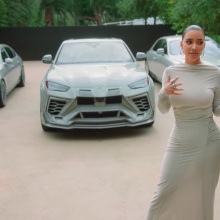 Kim Kardashian: Συλλέγει πολυτελή πανάκριβα αυτοκίνητα, μεταξύ των οποίων μια Lamborghini, μια Rolls-Royce και μια Mercedes-Benz Maybach.