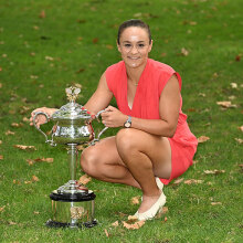 Η Ashleigh Barty με το τρόπαιο του Australian Open που κατέκτησε στη Μελβούρνη