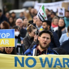 Ουκρανία: Συνεχίζονται οι μάχες - O Ζελένσκι καλεί να γίνουν διαδηλώσεις εναντίον της Ρωσίας «σε όλο τον κόσμο».