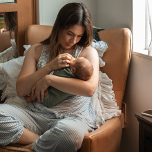 Μαμά κρατάει αγκαλιά το νεογέννητο μωρό της