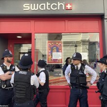 Φρενίτιδα για ένα ρολόι Swatch – «Ουρές» και στην Αθήνα