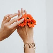 Πέντε tips για να αφαιρέσεις το βερνίκι νυχιών με φυσικό τρόπο και με πράγματα που υπάρχουν στο σπίτι, αν δεν υπάρχει ασετόν.