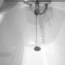 Σε μπανιέρα στον Βόλο σφήνωσε για τέσσερις ημέρες ηλικιωμένη γυναίκα