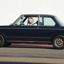 Ηλικιωμένη γυναίκα που οδηγάει