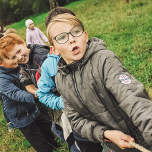 Παιδιά παίζουν στη φύση