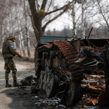 Πόλεμος στην Ουκρανία: Κατεστραμμένο ρωσικό άρμα μάχης σε χωριό κοντά στο Κίεβο