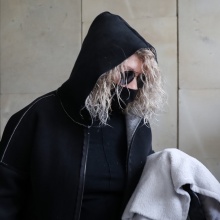 Η μητέρα της Ρούλας Πισπιρίγκου καλυμμένη με κουκούλα