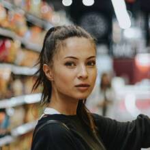 Μια κοπέλα ψωνίζει στο σουπερμάρκετ