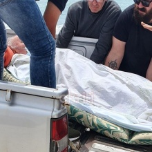 Άνδρες επιβιβάζουν ηλικιωμένο σε καρότσα φορτηγού προκειμένου να επιστρέψει σπίτι του