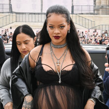 Η έγκυος τραγουδίστρια Ριάνα με διάφανο μαύρο φόρεμα φτάνει για το σόου του Dior, 2022