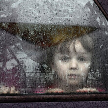 Προσφυγόπουλο από την Ουκρανία φθάνει με λεωφορείο σε κέντρο υποδοχής στην Πολωνία
