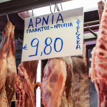 Αρνιά σε κρεοπωλείο στη Βαρβάκειο Αγορά της Αθήνας