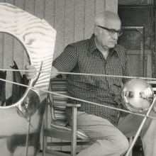 Ο Γιώργος Ζογγολόπουλος στην κατοικία-εργαστήριό του στο Ψυχικό με το γλυπτό του «Κενό και σφαίρα», δεκαετία του 1970. 