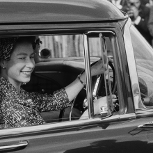 Η βασίλισσα Ελισάβετ οδηγεί προς το Polo club στο Γουίνσδορ (Αύγουστος, 1958)