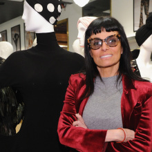 Norma Kamali: η νεοϋορκέζα σχεδιάστρια που έχει εμπνευστεί μερικές από τις εμβληματικές καινοτομίες της μόδας.