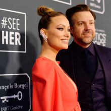 Ο Τζέισον Σουντέικις “σπάει τη σιωπή” του για τον χωρισμό από την Ολίβια Γουάιλντ