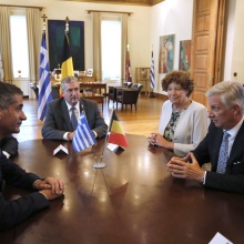 Η Petra De Sutter στέκεται στα δεξιά του βασιλιά Φίλιππου του Βελγίου κατά τις επίσημες συναντήσεις του