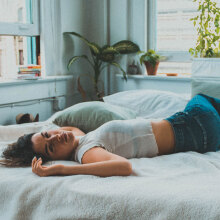 Γυναικα ξαπλωμένη με τα ρούχα σε κρεβάτι