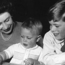 Η βασίλισσα Ελισάβετ ΙΙ με τους γιους της πρίγκιπα Άντριου και πρίγκιπα Έντουαρντ, στο κάστρου Ουίνδσορ, 1965