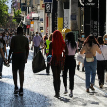 Καταναλωτές κάνουν τα ψώνια τους στην Ερμού