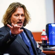 Τζόνι Ντεπ: Θαυμάστρια ξόδεψε 30.000 δολάρια για να παραστεί στη δίκη