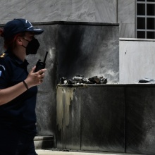 Φωτιά σε σχολική τσάντα στον Άρειο Πάγο - Το σημείο που καταγράφηκε το συμβάν