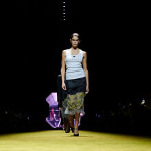 Λευκό φανελάκι: Είναι μια από τις μεγαλύτερες τάσεις της μόδας για το καλοκαίρι του 2022. - Η ιστορία του. 