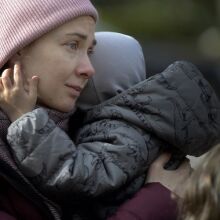 Μητέρα κρατάει στην αγκαλιά της ένα μωρό