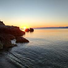 Παραλία με βράχια